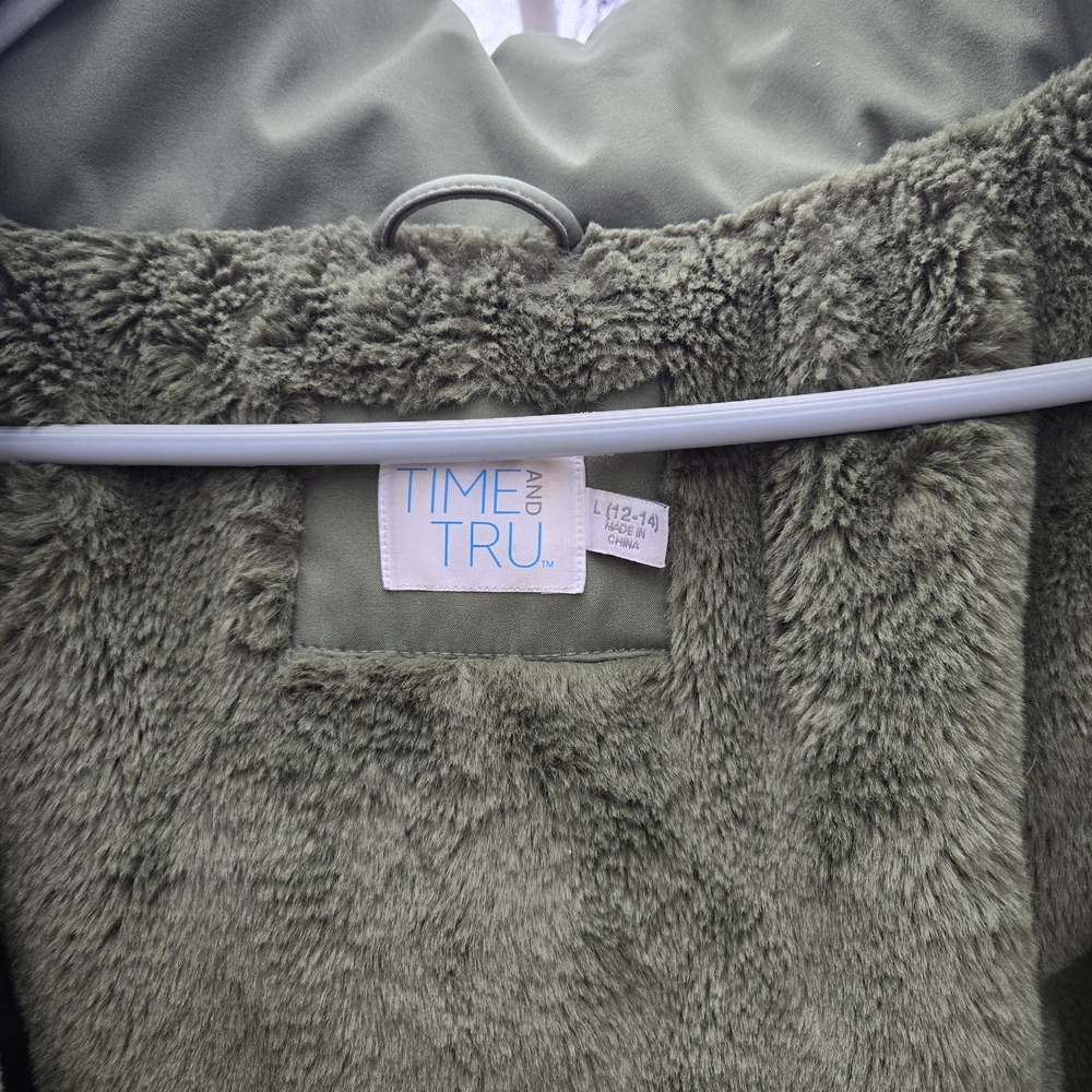 olive green winter parka features a warm, mixed-texture lining designed for cold - Picture 2 of 8